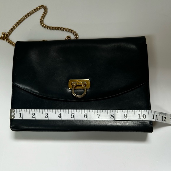 Vintage Salvatore FERRAGAMO navy blue leather crossbody clutch gold chain strap. - Picture 12 of 16